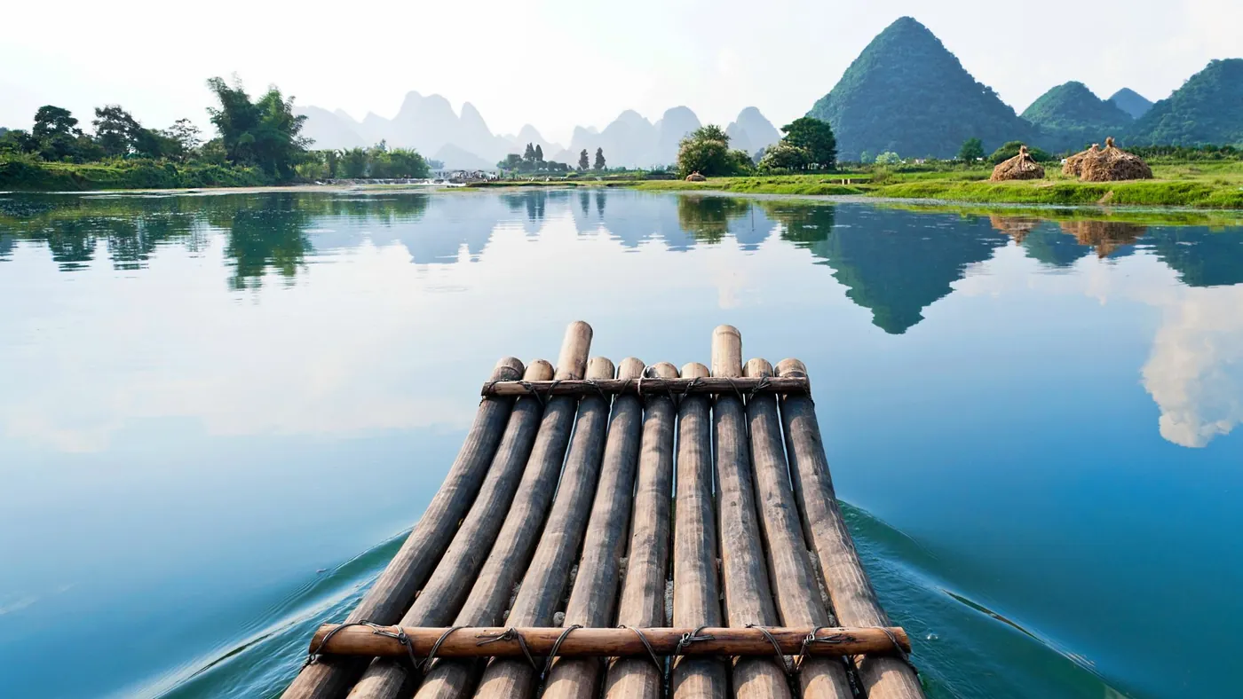 Bamboo rafting sul fiume nel Borneo