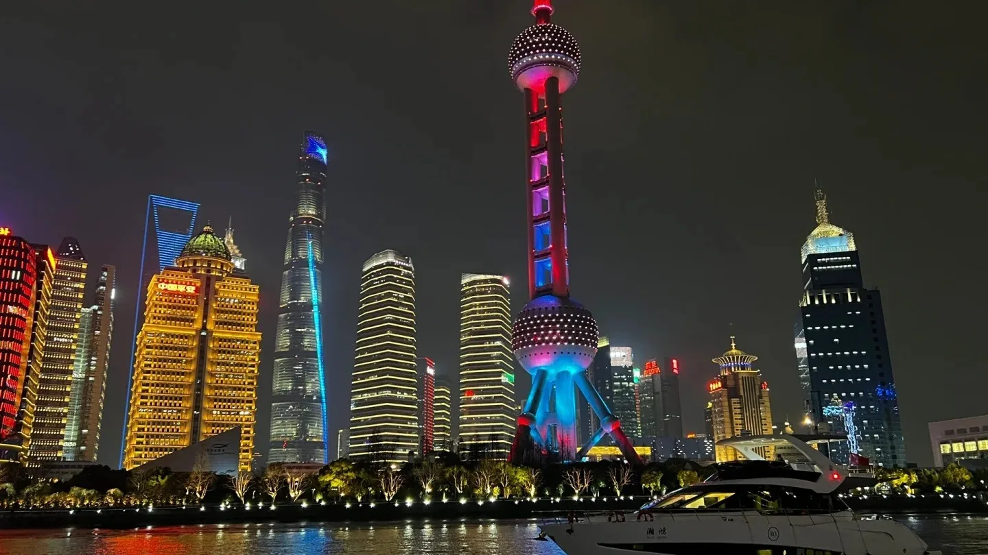 Lo skyline illuminato di Shanghai visto dal fiume Huangpu