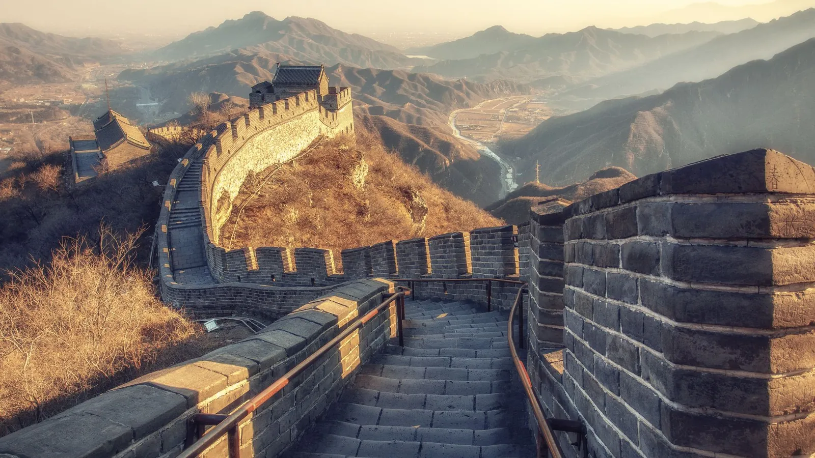La Grande Muraglia cinese serpeggia tra le montagne boscose di Mutianyu