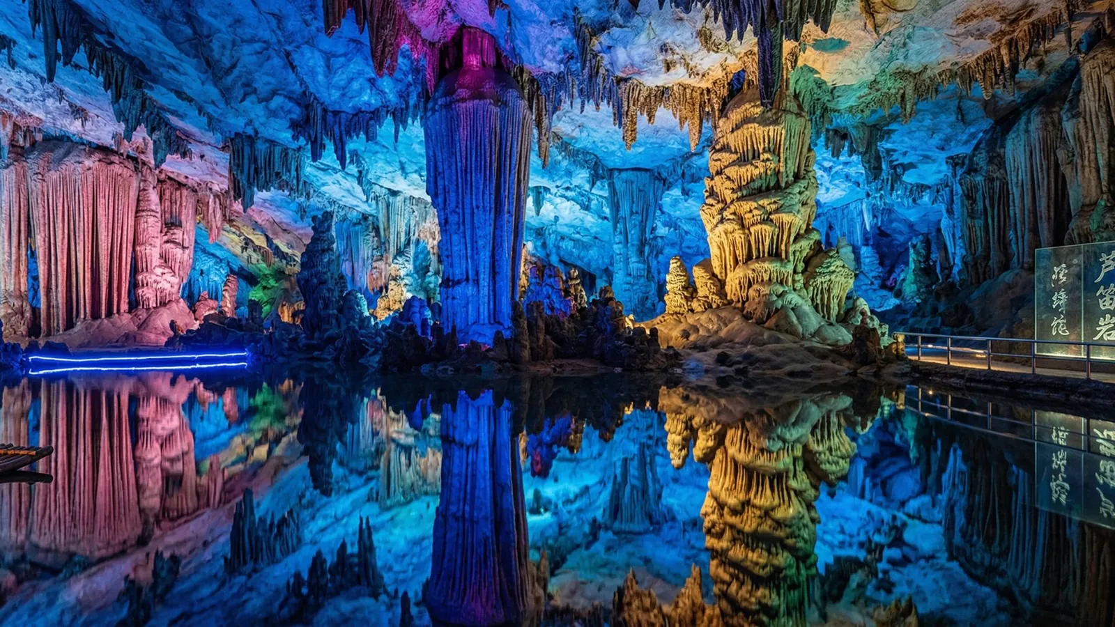 Le formazioni calcaree illuminate della Grotta del Flauto di Canna