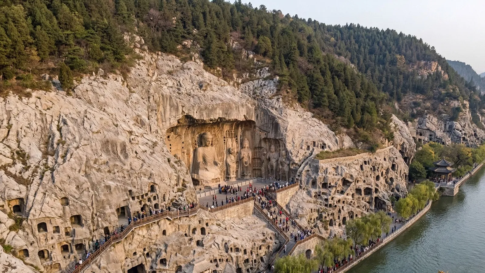 Le statue colossali scolpite nella roccia delle Grotte di Longmen