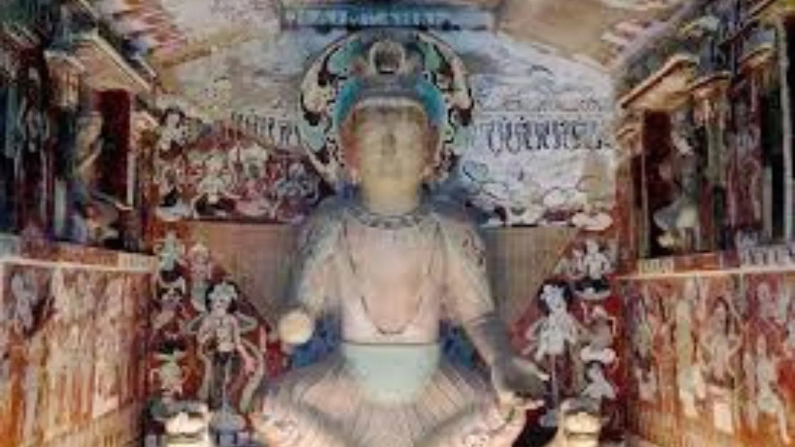 Statua di Buddha e affreschi millenari nelle Grotte di Mogao