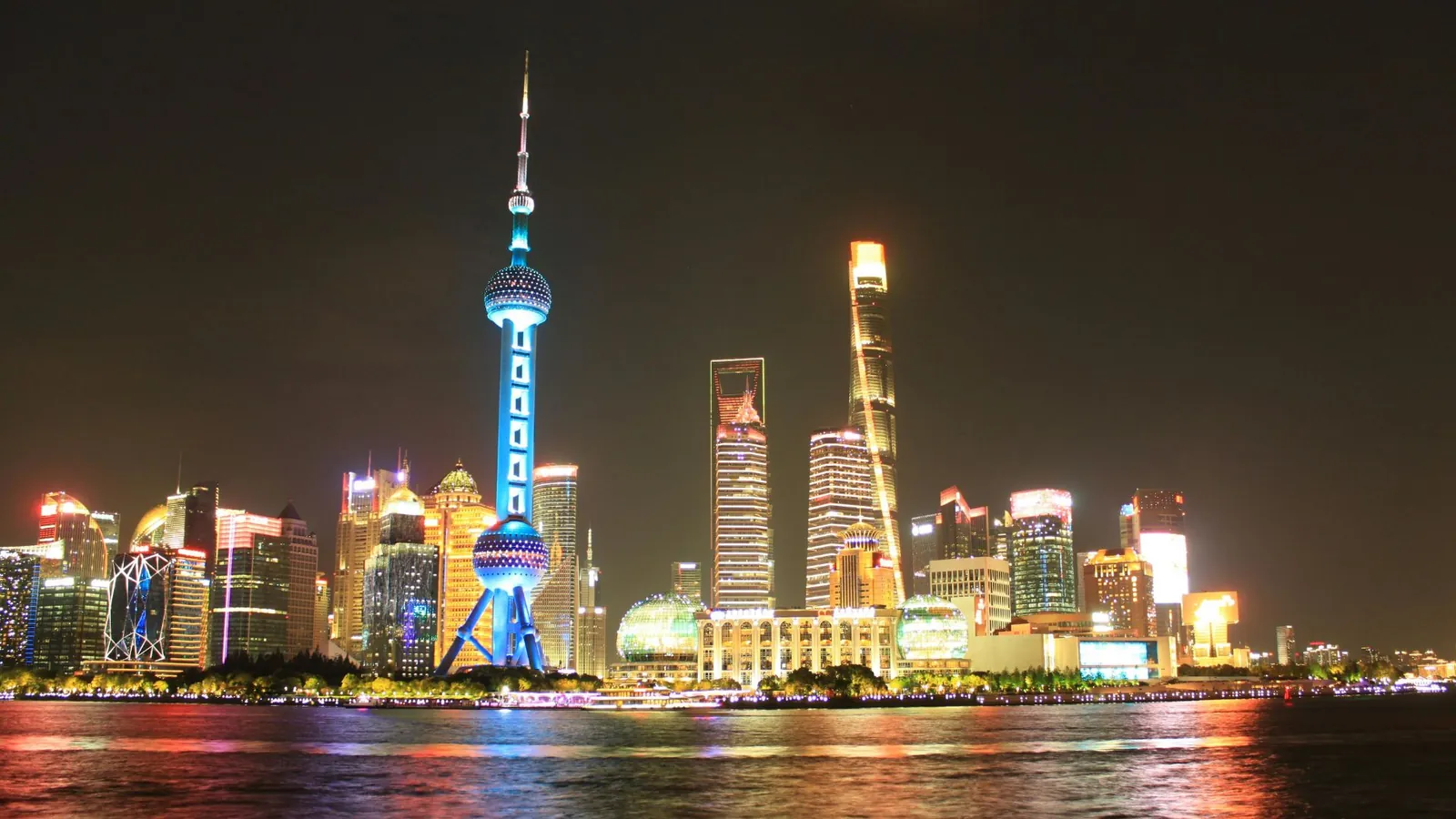 Lo skyline di Shanghai e la torre di Lujiazui al crepuscolo