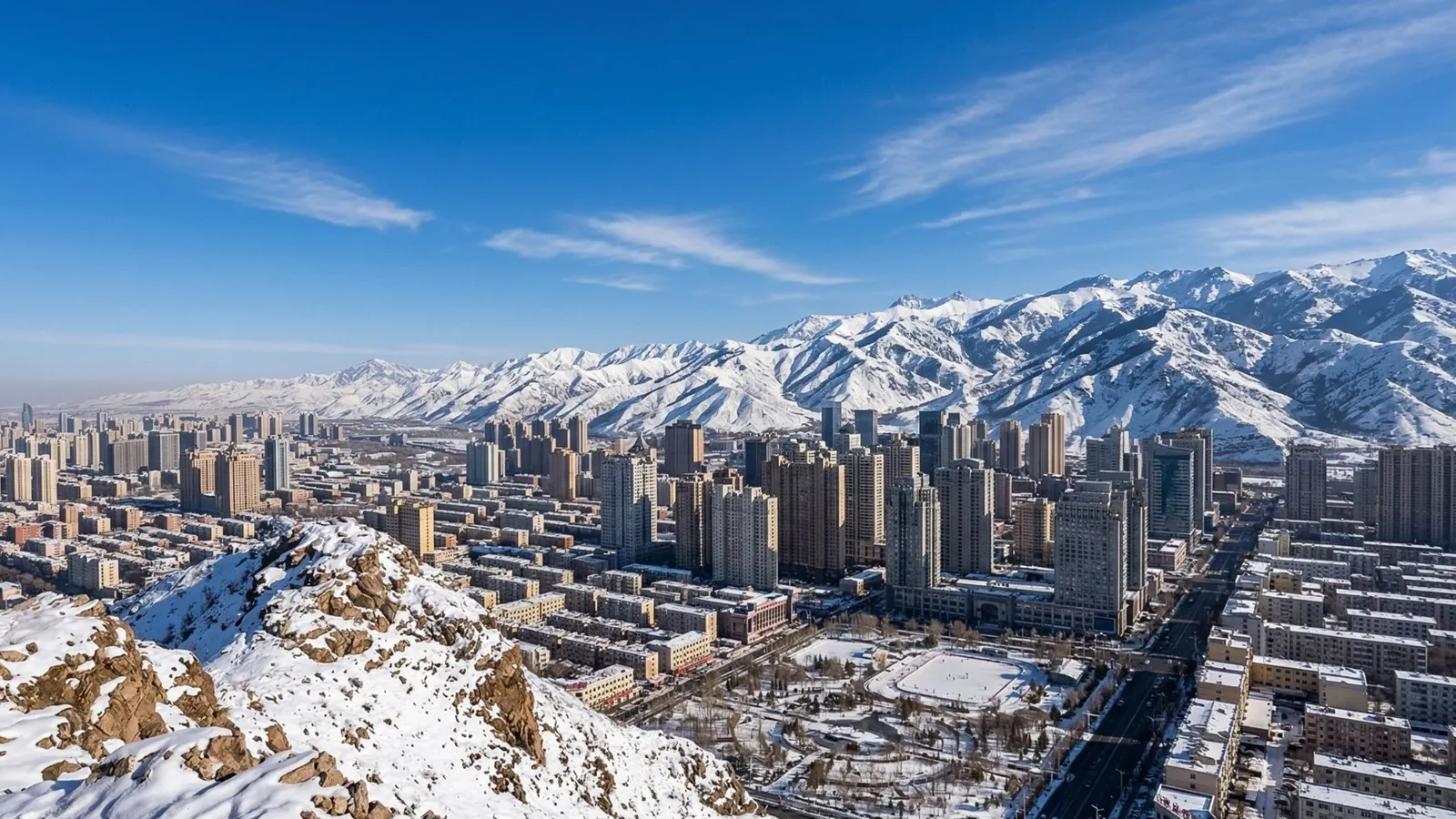 Urumqi ai piedi delle montagne innevate del Tianshan