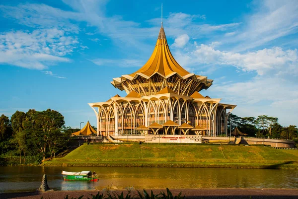 Arrivo a Kuching: il palazzo Dewan Undangan Negeri sul lungofiume del Sarawak, Borneo Malese
