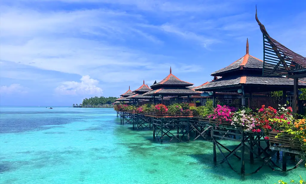 Water bungalow tuffati nel mare turchese di Semporna — Estensione Mare